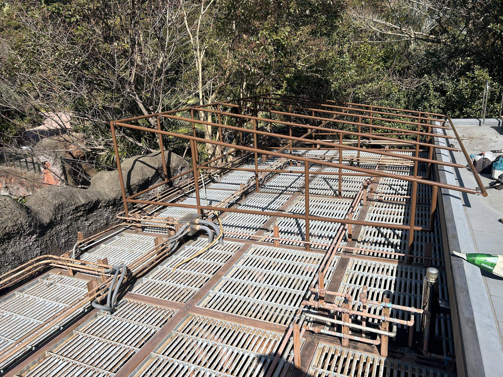 雨除け設置前の骨組み