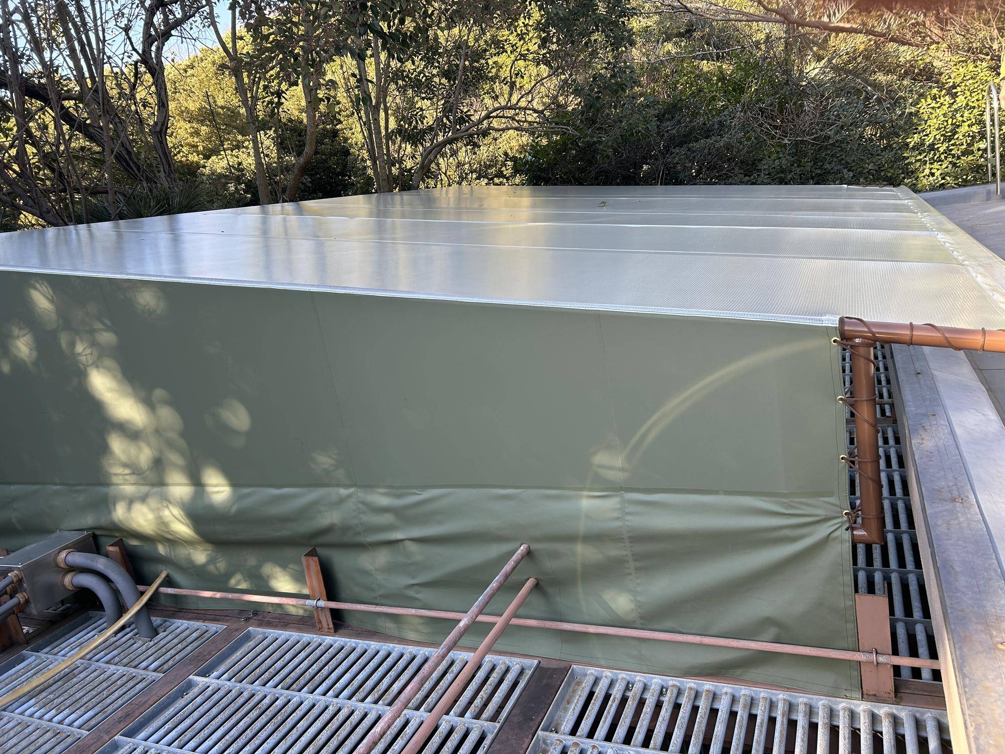 屋根の横から見た雨除け