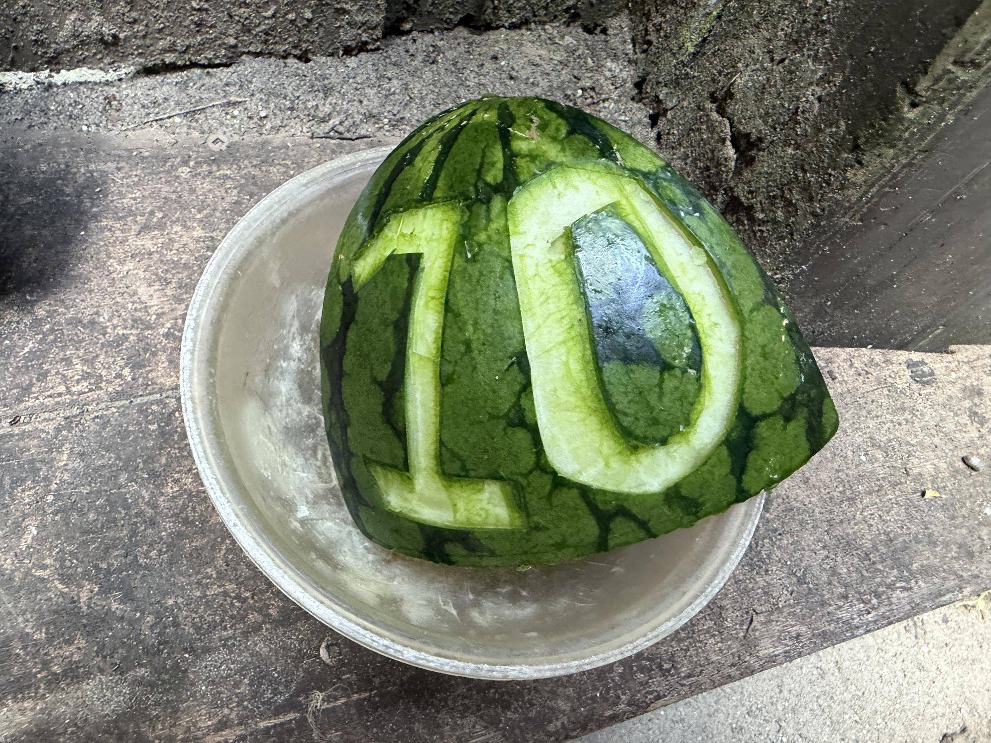 皮に10と彫ったスイカ.jpeg