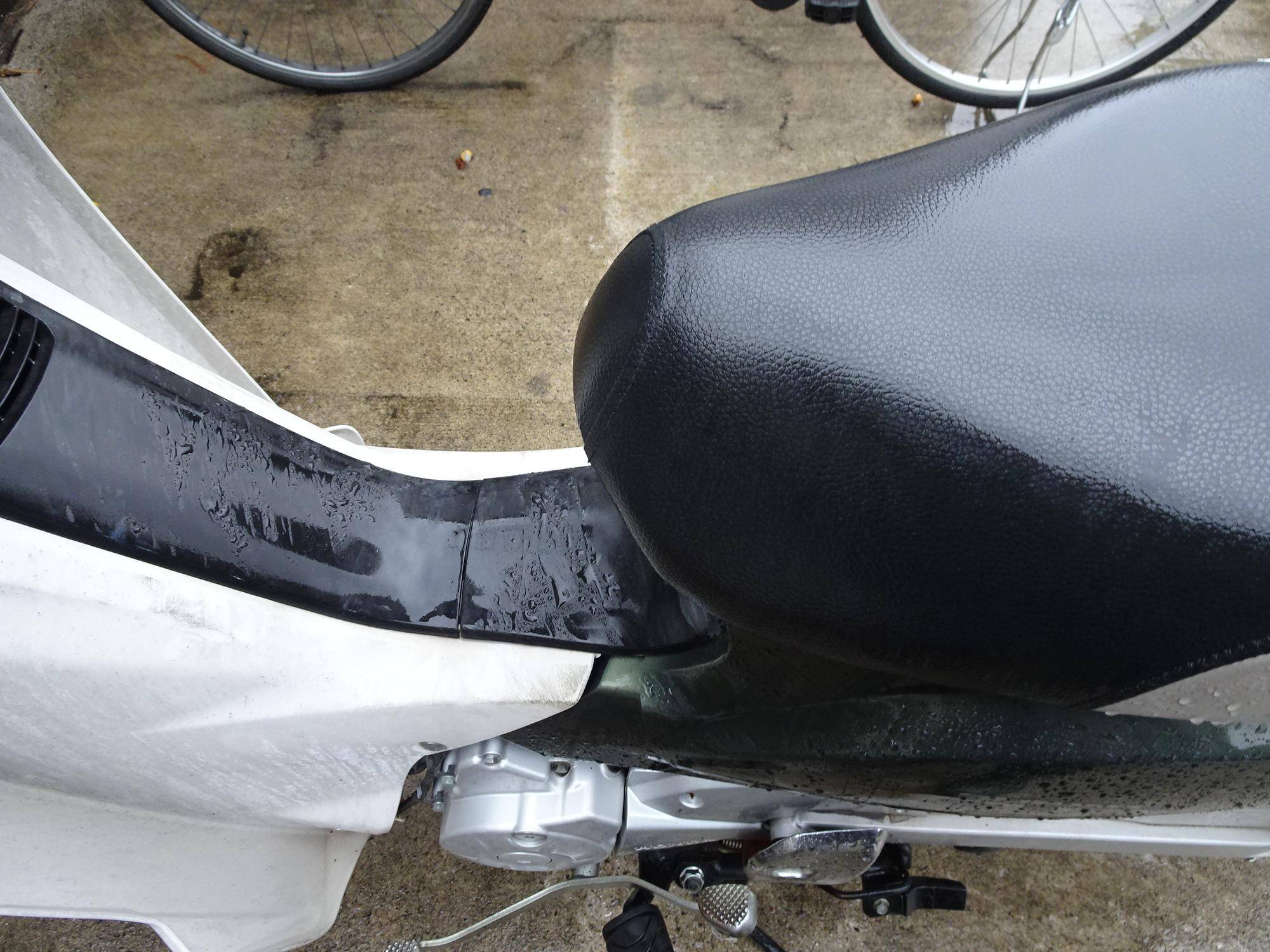 バイクのサドルの中に.jpg