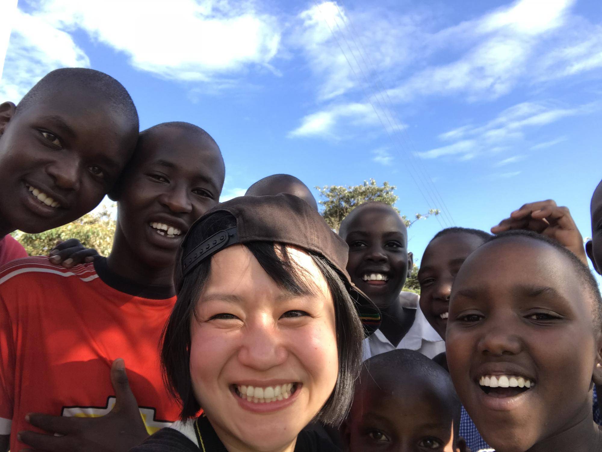 ケニアの子どもたちと自撮り.jpg