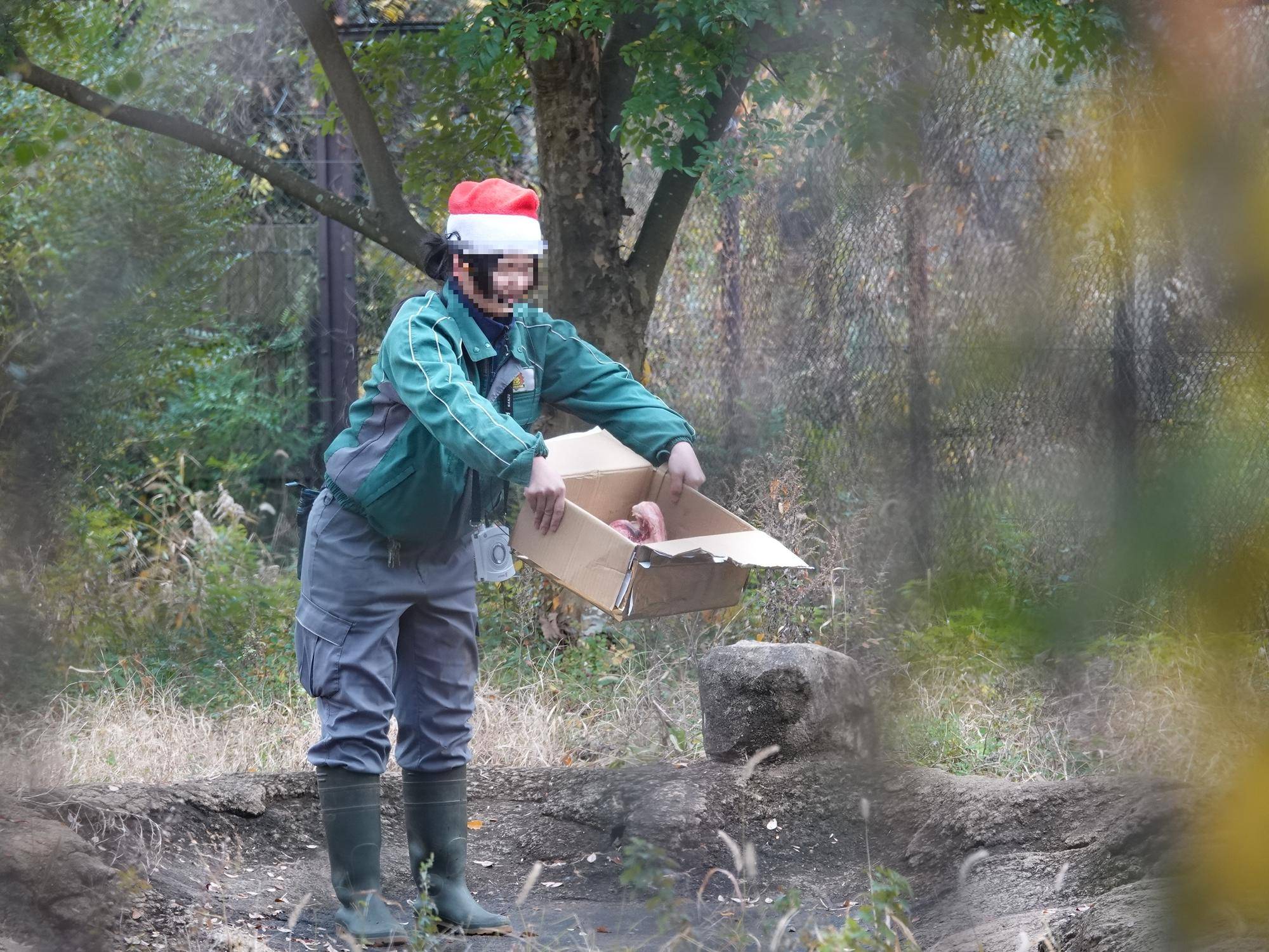 4飼育員が開封.jpg