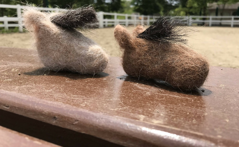 馬の抜け毛をかわいいマスコットに!?の写真