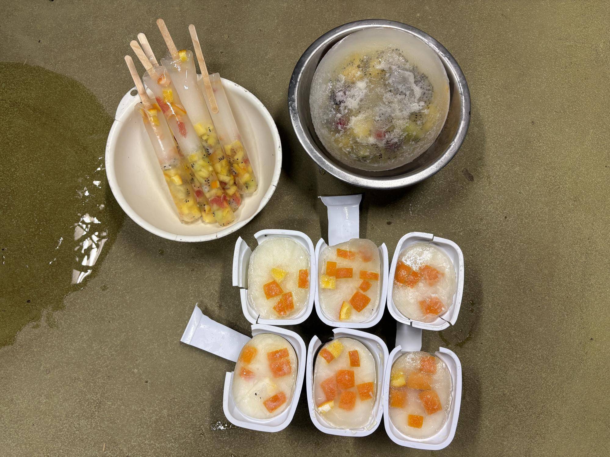 ホテルのもったいない食品をチンパンジーのおやつに!の写真