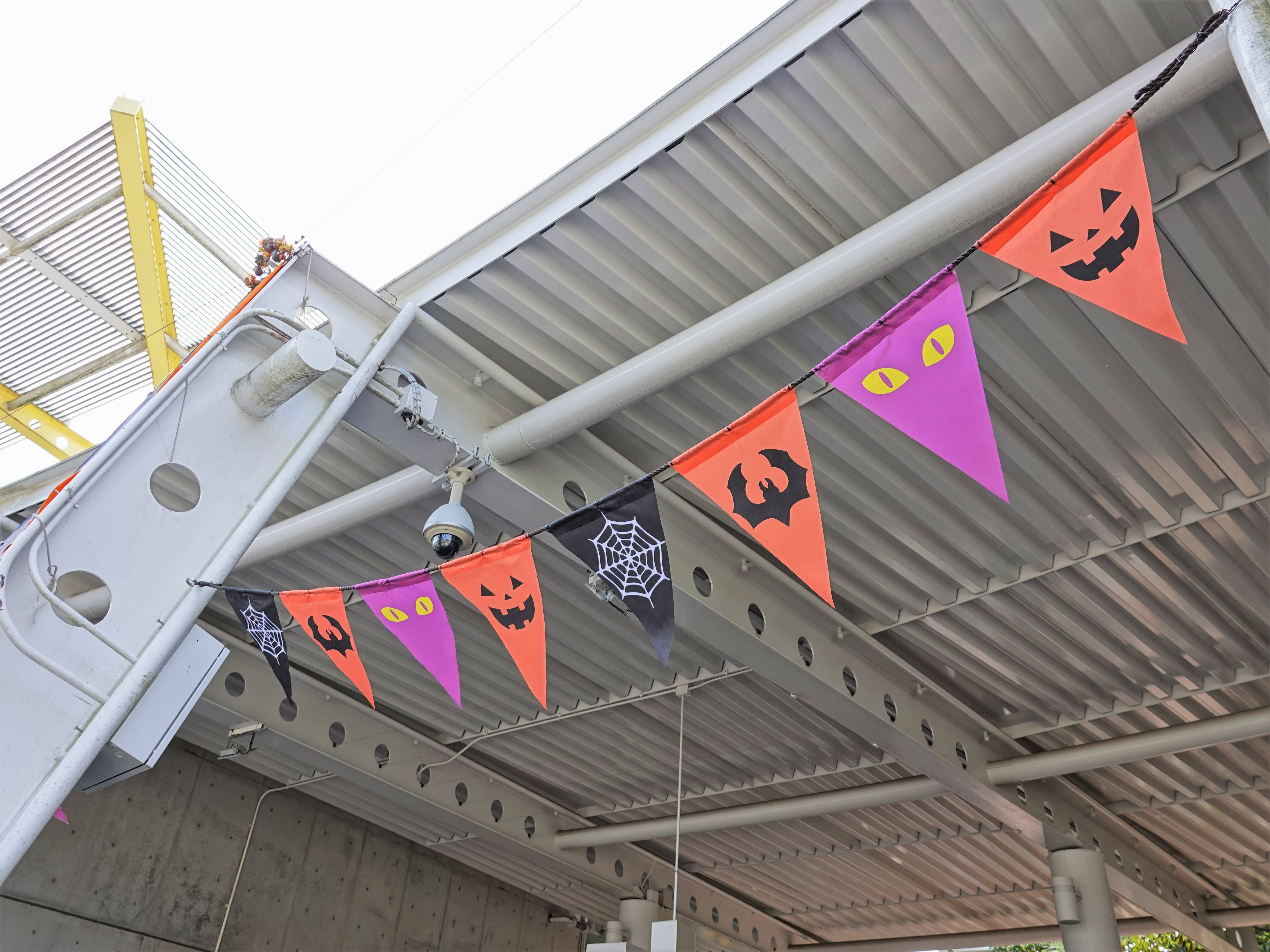 正門のハロウィンフラッグ.jpg