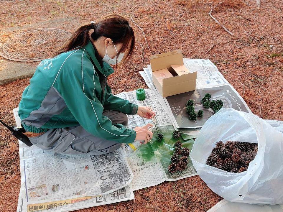 松ぼっくりにスプレーで色付け.jpg