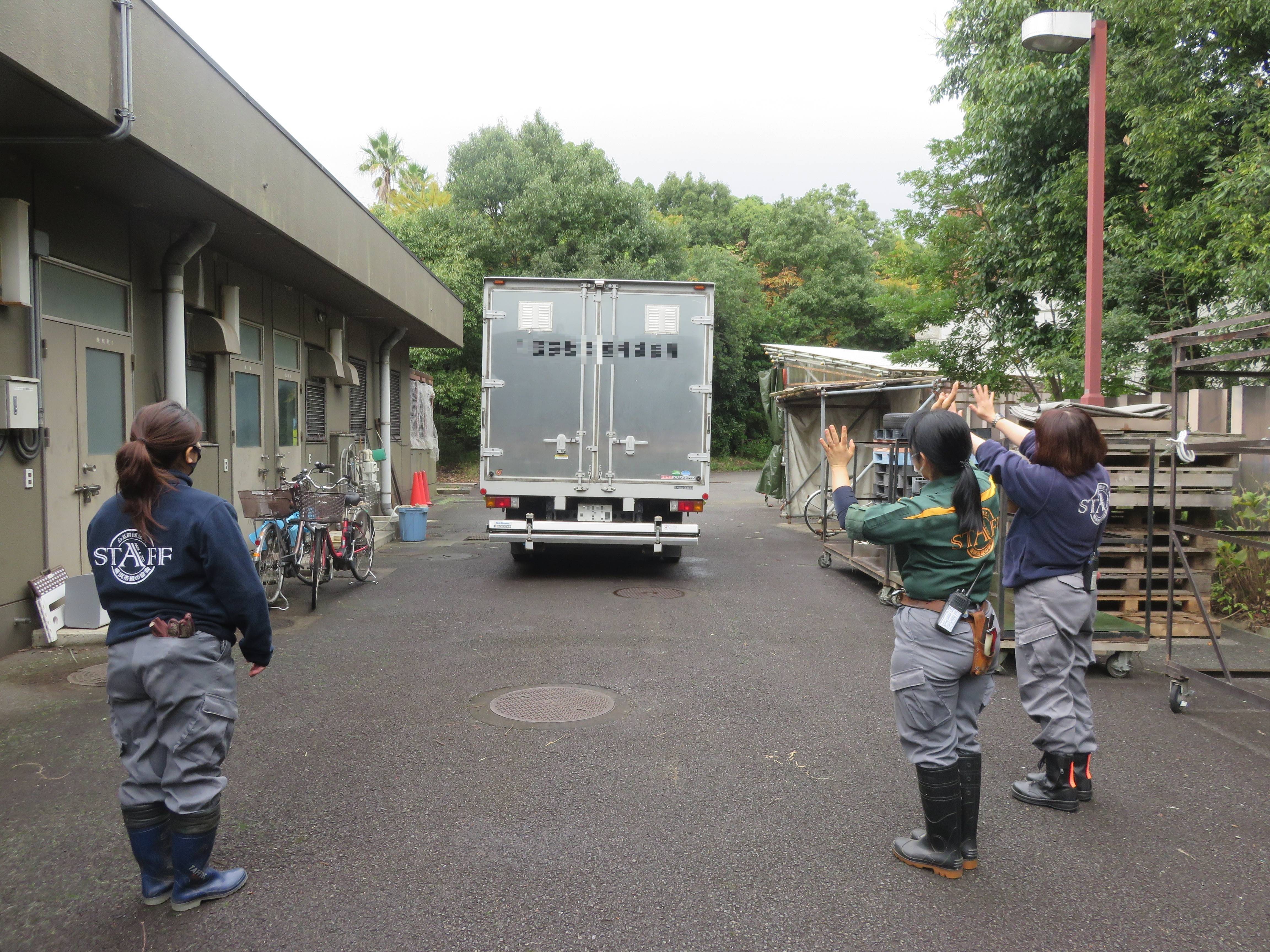 トラックを見送る様子.jpg