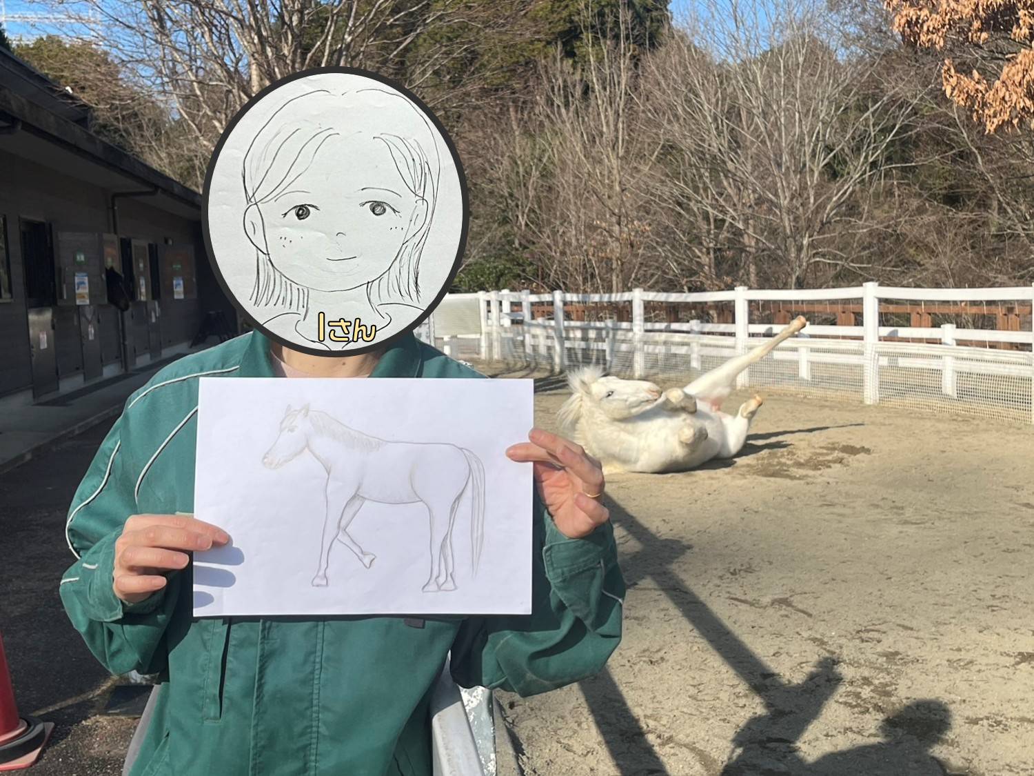似顔絵を持つIさんと馬場で転がるしろ.jpg