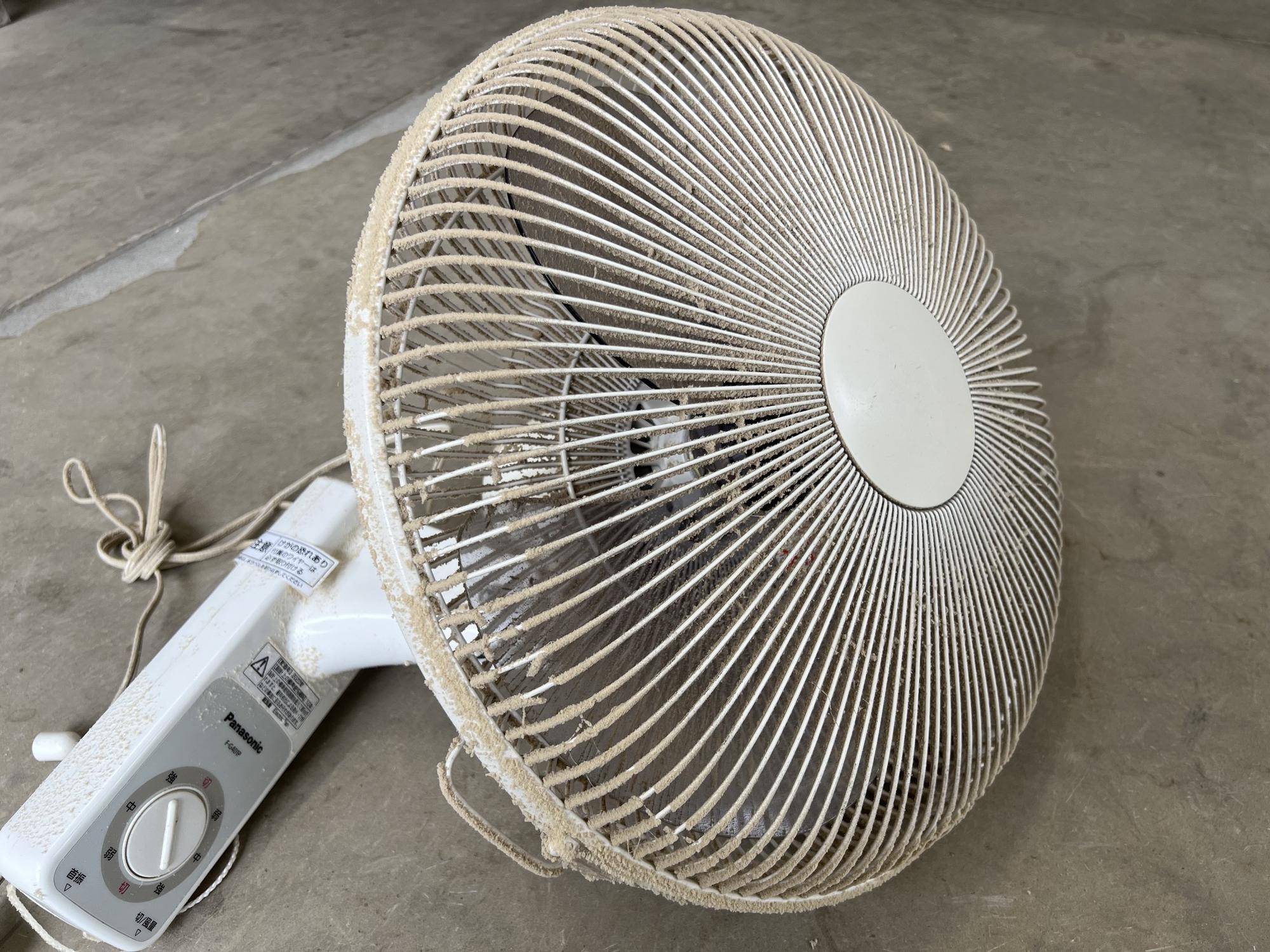 【ぱかぱか】埃の溜まった扇風機.jpeg