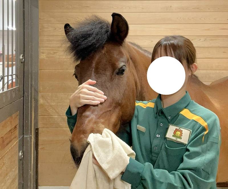 飼育員に顔を拭かれている光翔.jpg