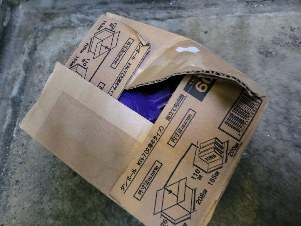段ボール箱の蓋は、織り込んで閉じた