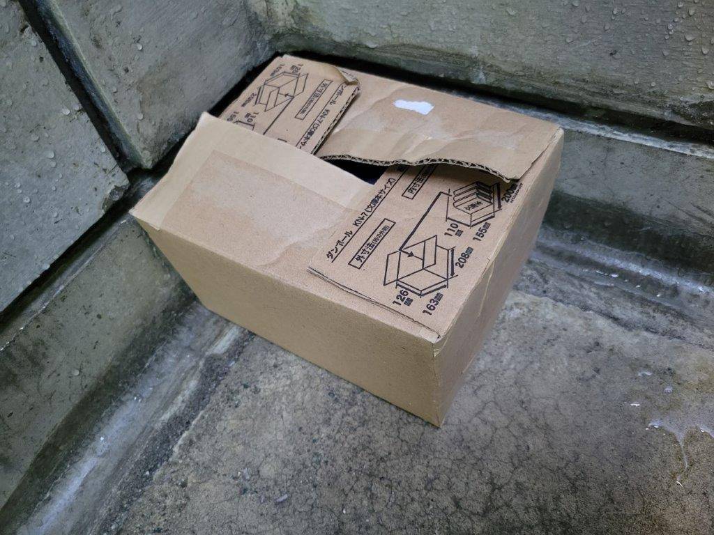 段ボール箱の蓋を閉めて完成