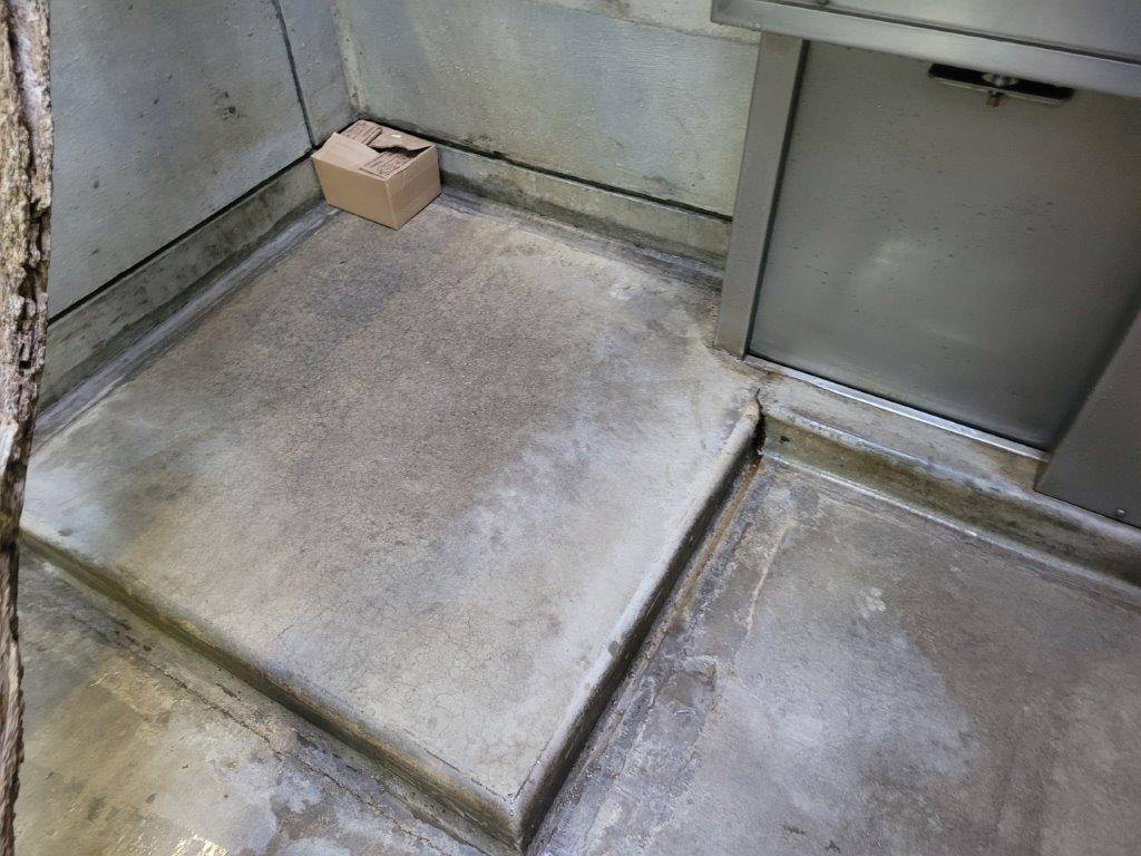 ジョリーボールを仕組んだ段ボールは、床暖上の隅に置く