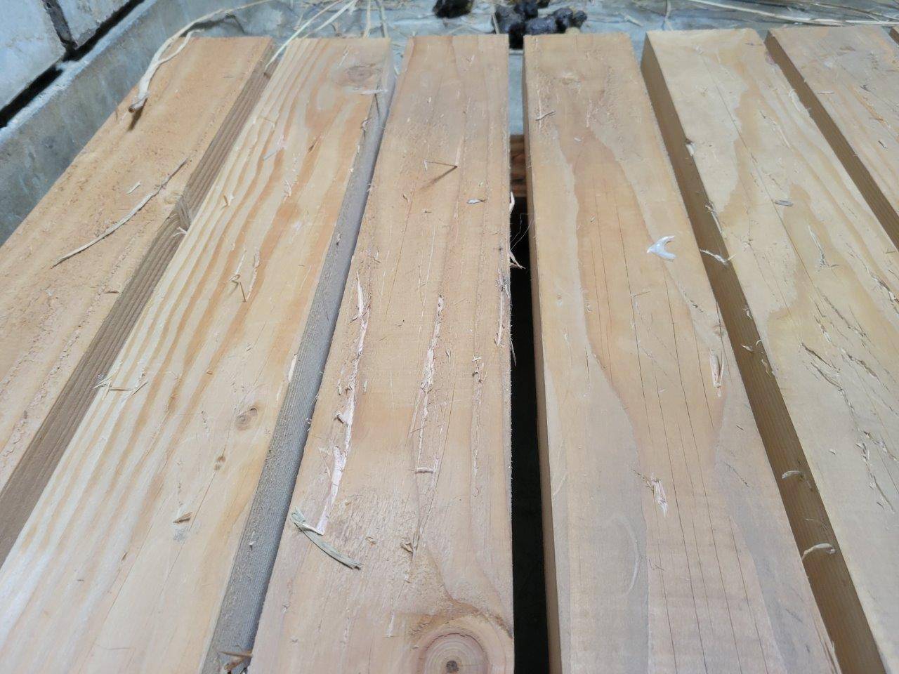 少しづつ爪とぎの痕が増えて来ている