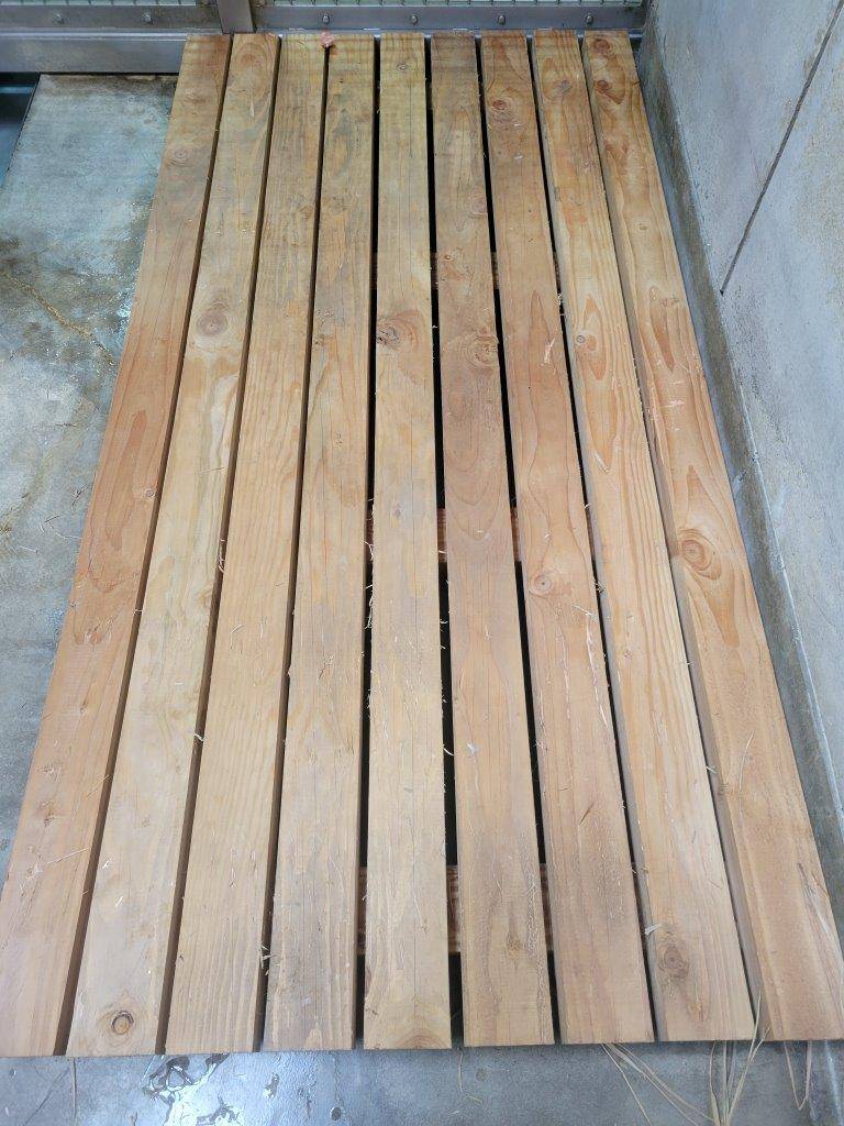 まだまだ爪とぎ痕が少ないスノコ