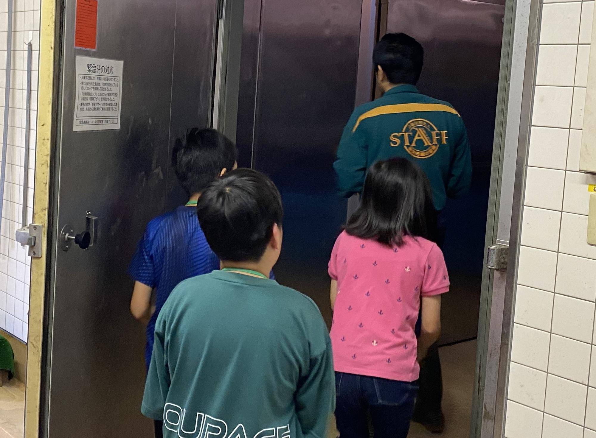 冷凍庫見学の様子.jpeg