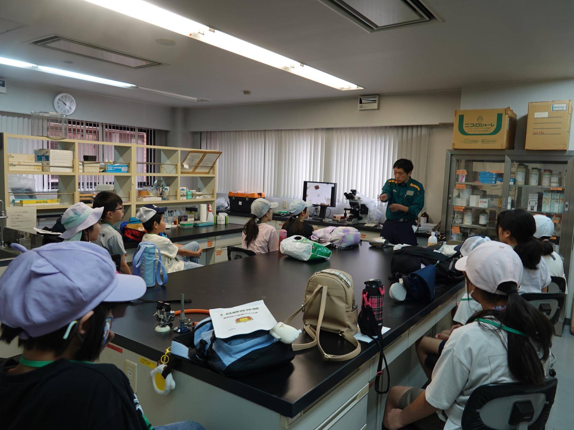 寄生虫の観察の様子.jpg