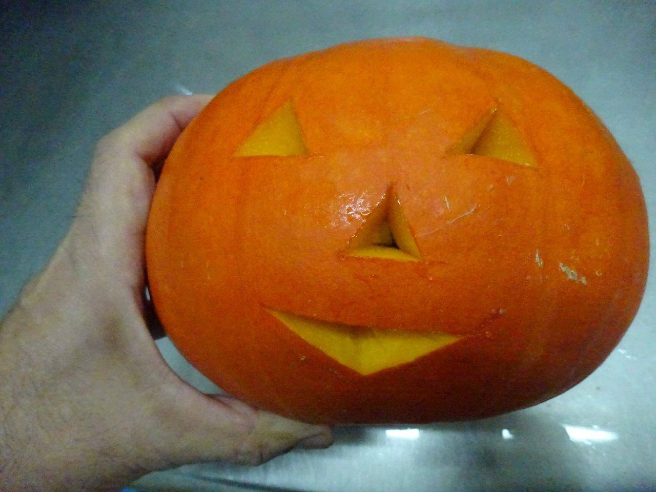 包丁により細工されたハロウィン用カボチャ-2