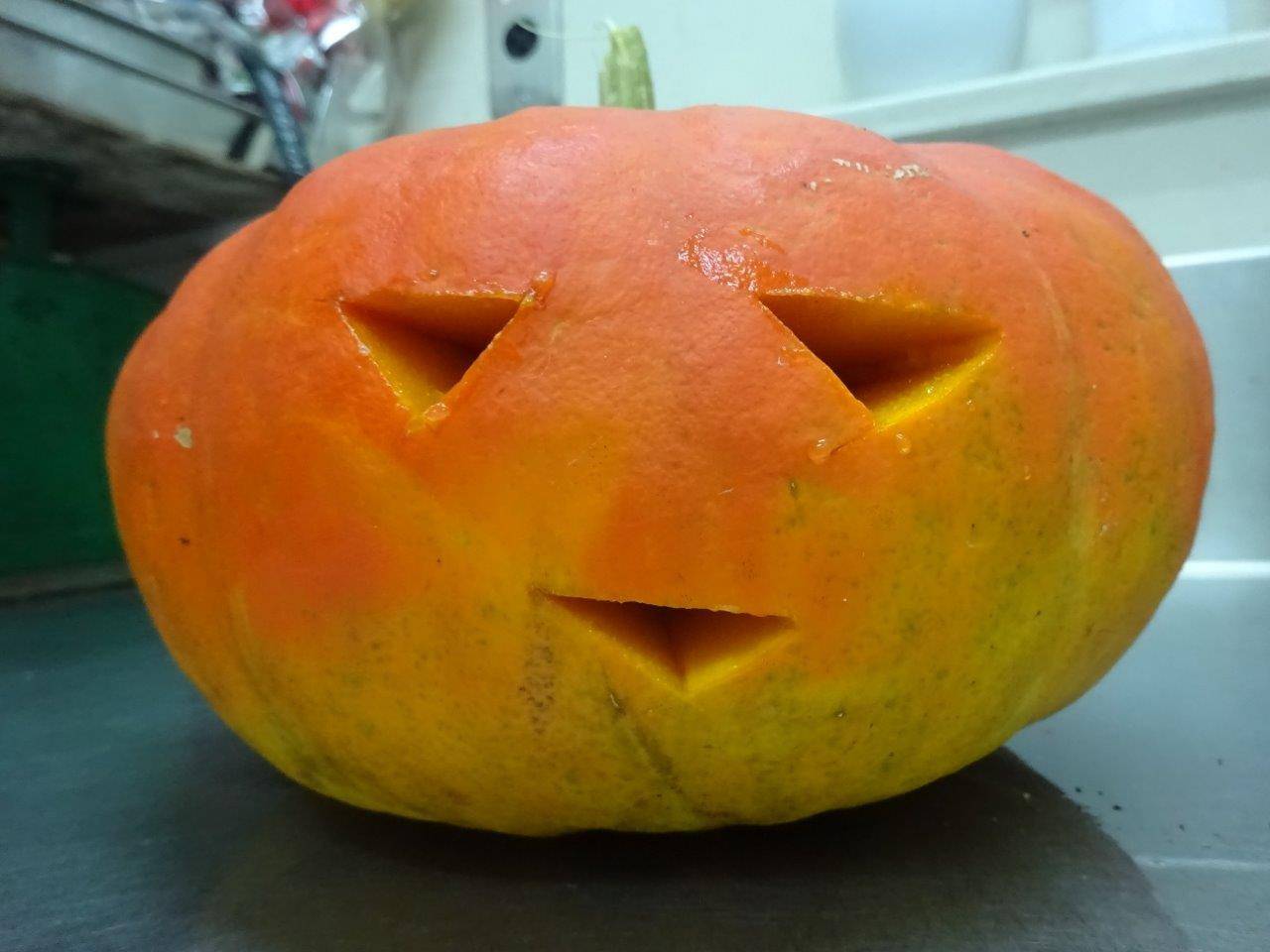 包丁により細工したハロウィン用カボチャ-1