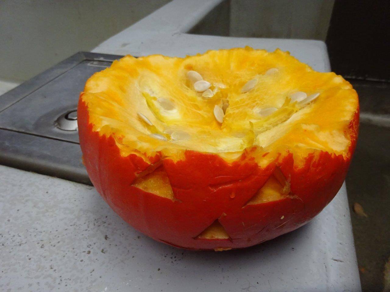 1/3程度が舐めとられ、齧り取られて無くなったカボチャ