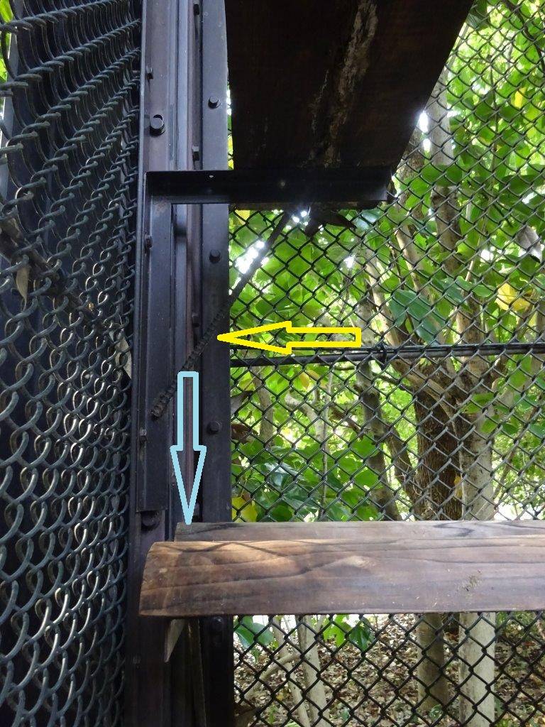 高いキャットウォークを下に移動させると、金属部分が接触してしまう懸念があった