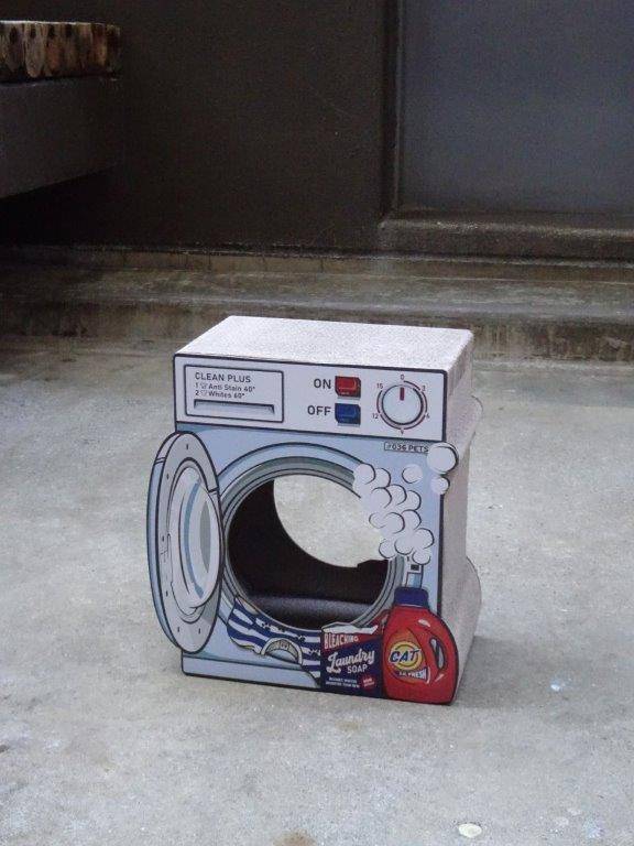全自動洗濯機を模したネコ用の立体的な爪とぎが今回の遊具